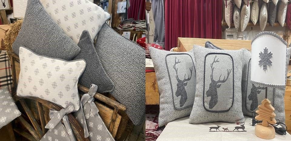 Un mucchio di cuscini è appoggiato su un tavolo in una stanza.