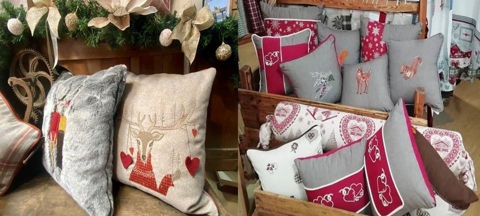 Un mucchio di cuscini è appoggiato su una sedia accanto a un cesto di cuscini.