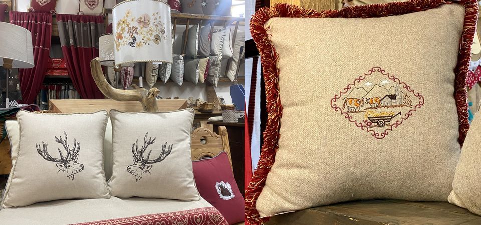 Un paio di cuscini uno accanto all'altro su un divano.