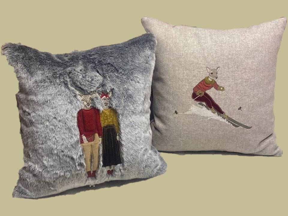 Due cuscini su uno dei quali c'è la foto di un uomo che scia