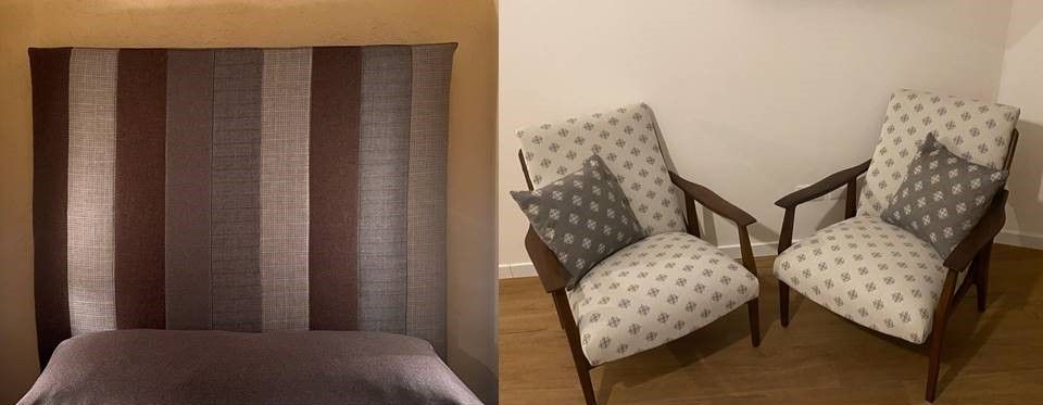 Un letto con testiera a strisce e due sedie in una stanza.