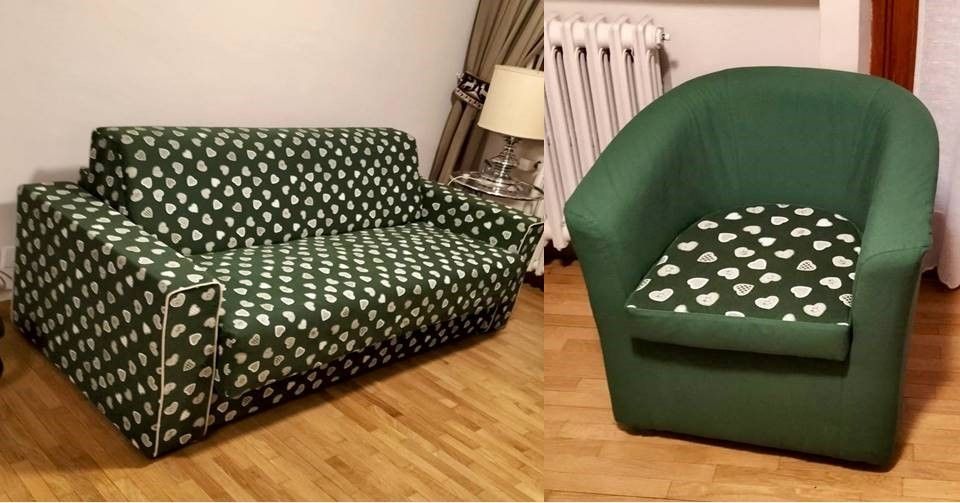 Un divano verde e una sedia verde si trovano in un soggiorno.