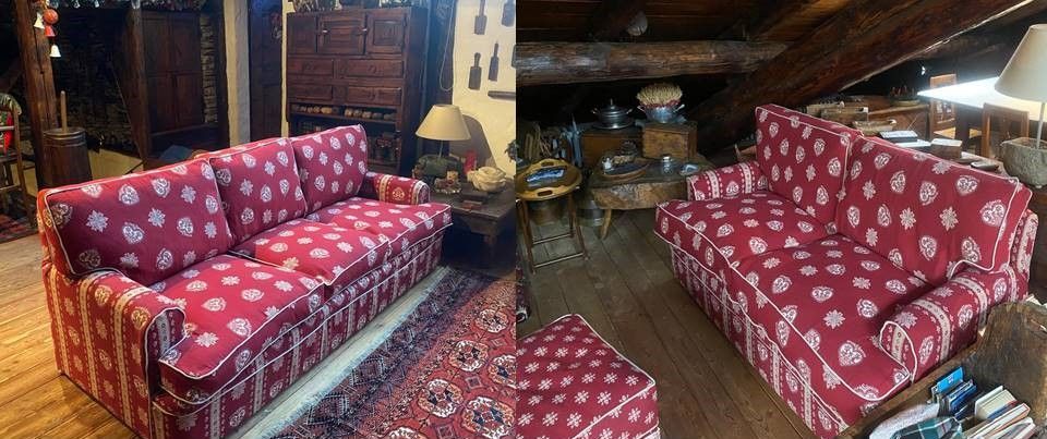 In soggiorno c'è un divano rosso a pois bianchi.