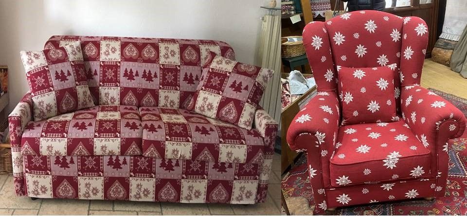 Un divano e una sedia sono posizionati uno accanto all'altra in un soggiorno.