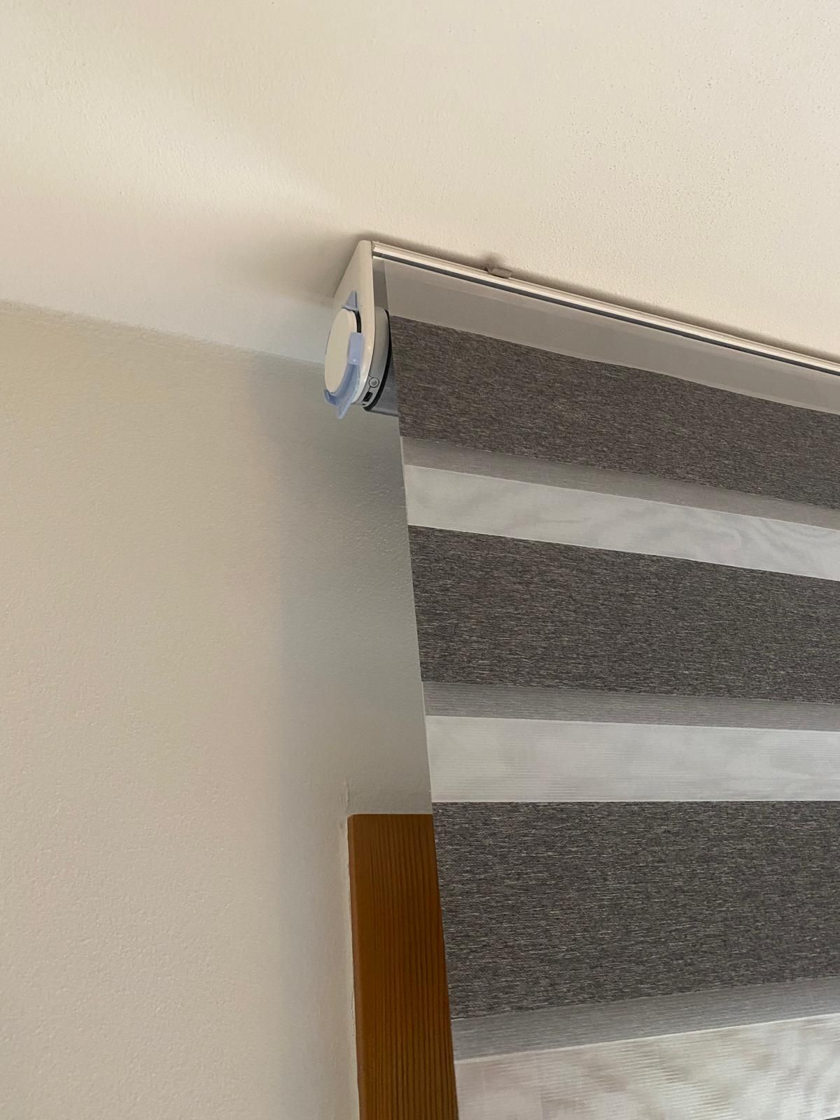 Primo piano di una tenda avvolgibile su una finestra in una stanza.