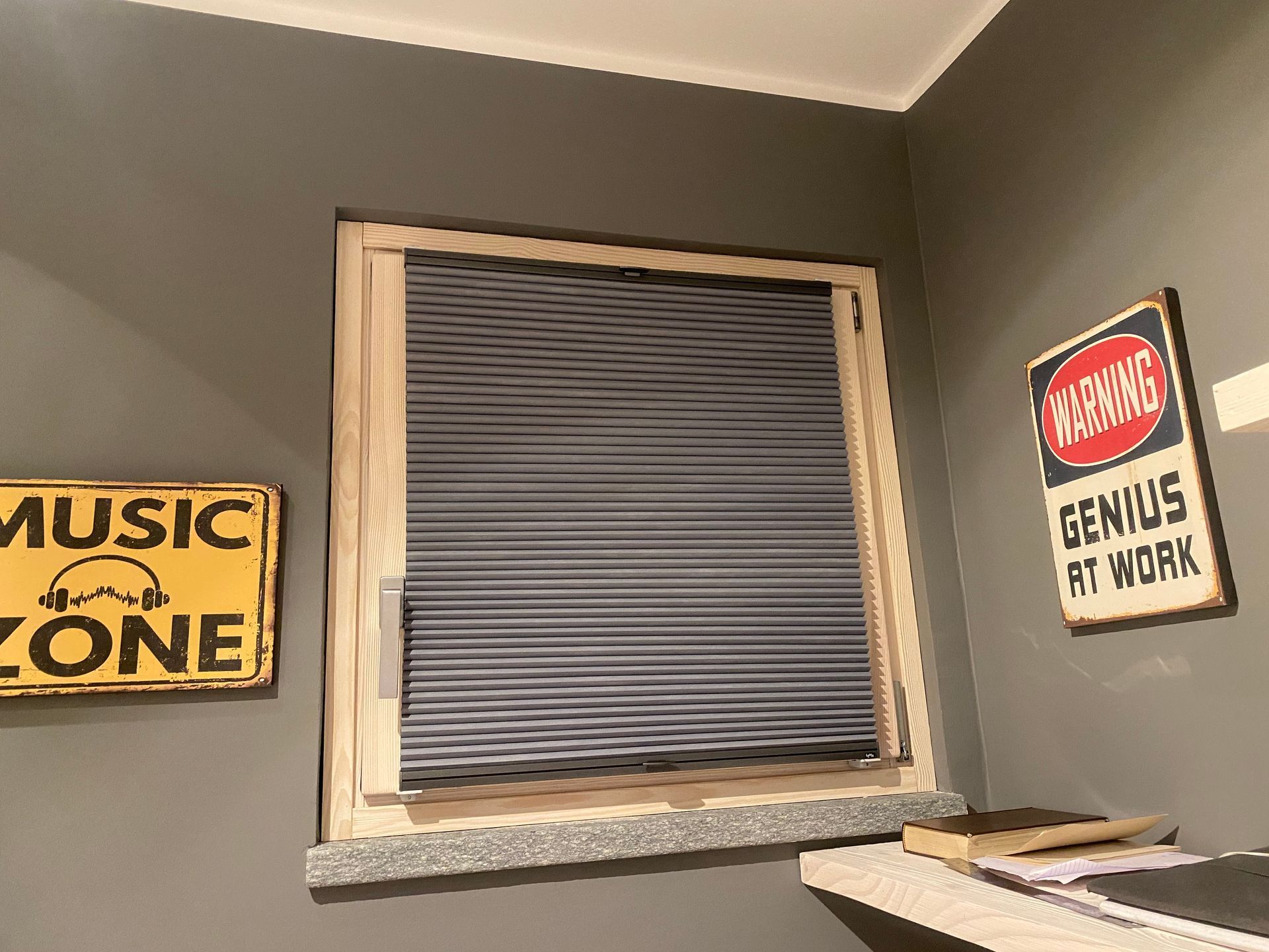 Una stanza con una finestra e un cartello che dice zona musica
