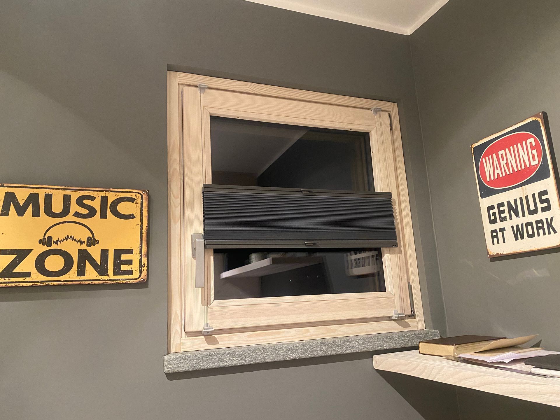 Una finestra con un cartello che dice 