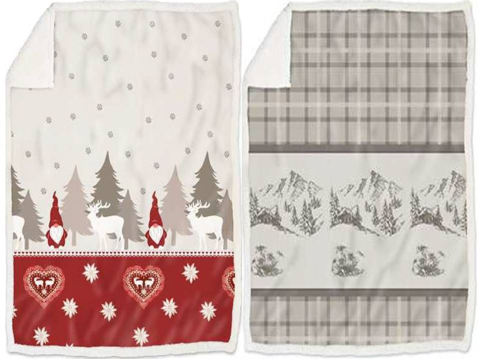 Due coperte con disegni natalizi sono appoggiate una accanto all'altra.