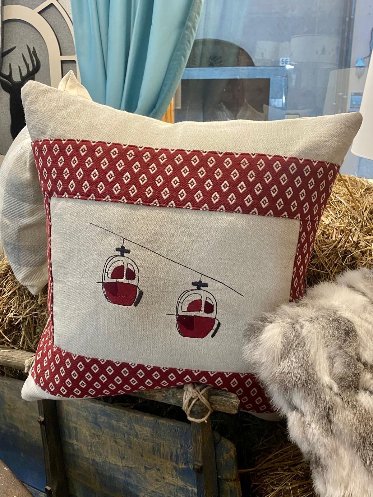 Un cuscino con l'immagine di uno skilift sopra