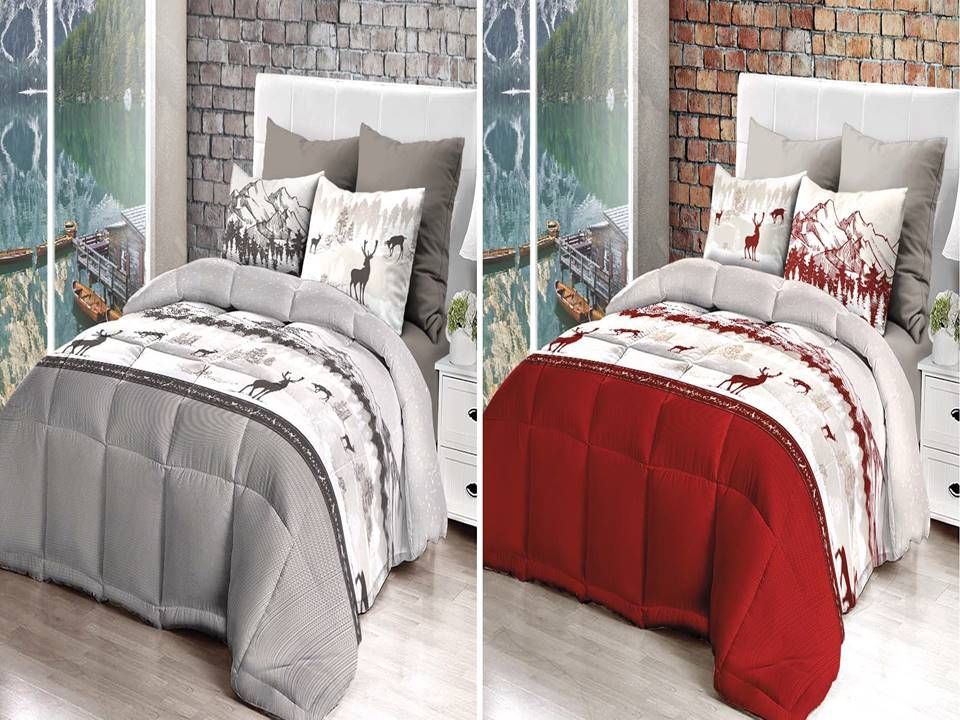 Un letto con piumone e cuscini.