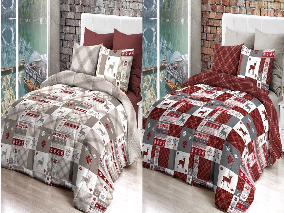 Un letto con piumone e cuscini.