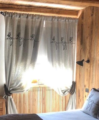 Una camera da letto con un letto, tende e una finestra.