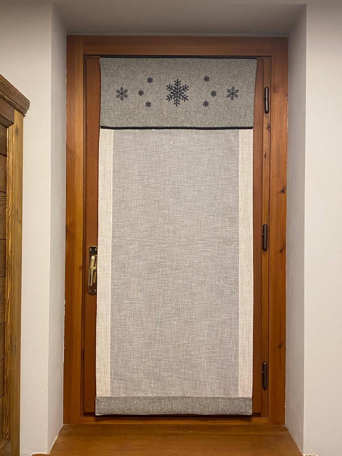 Una porta di legno con una tenda bianca.