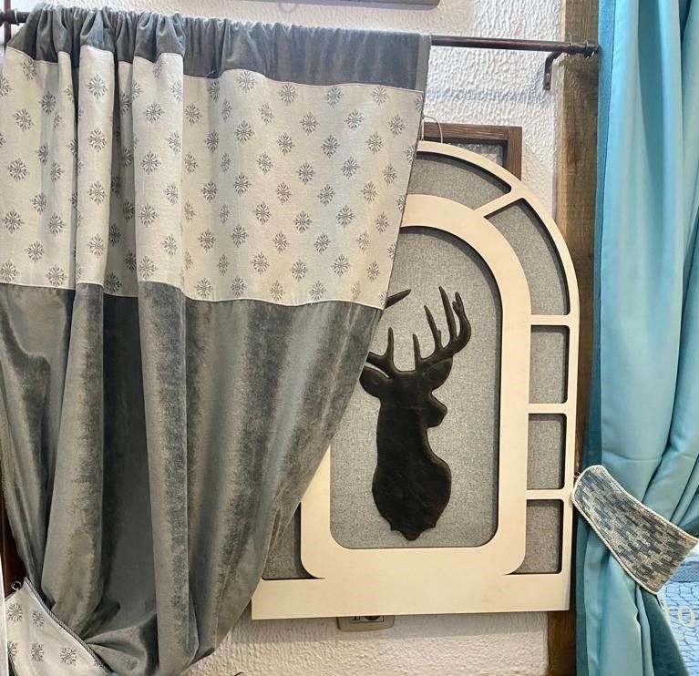 Una tenda con una testa di cervo sopra