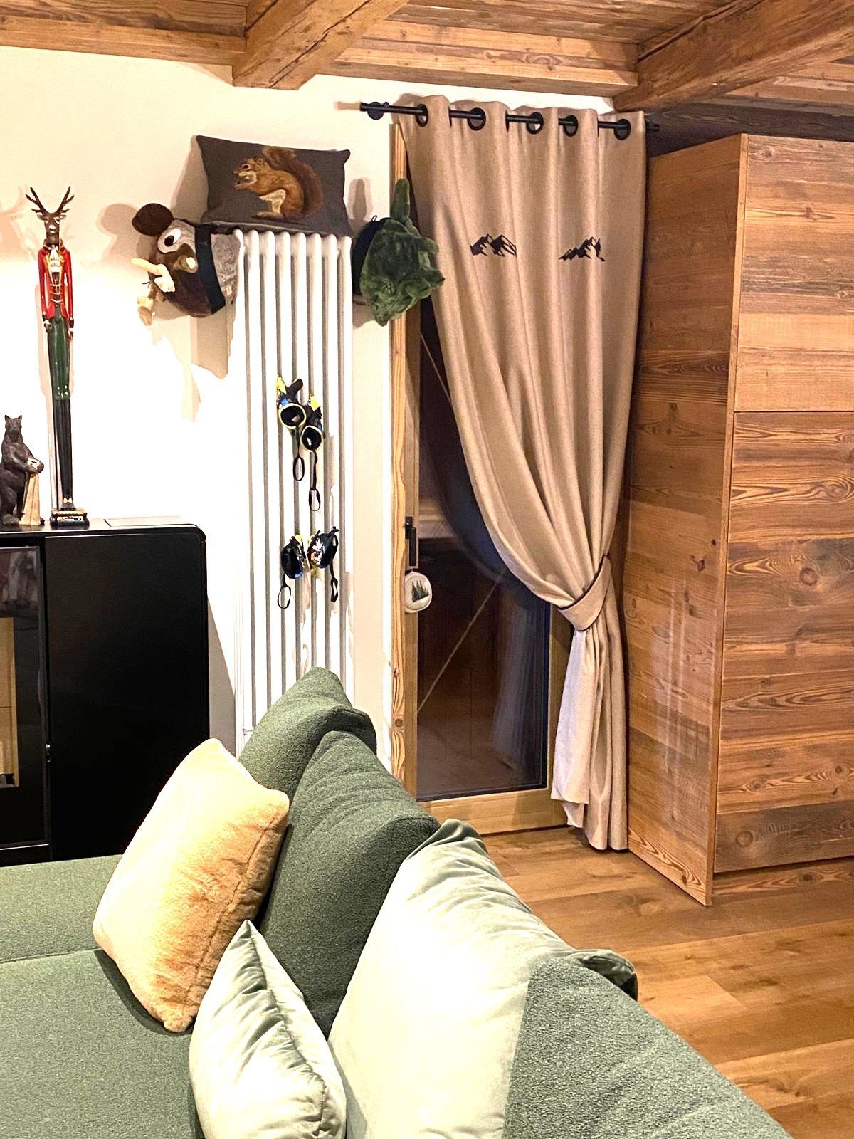 Un soggiorno con un divano verde e cuscini