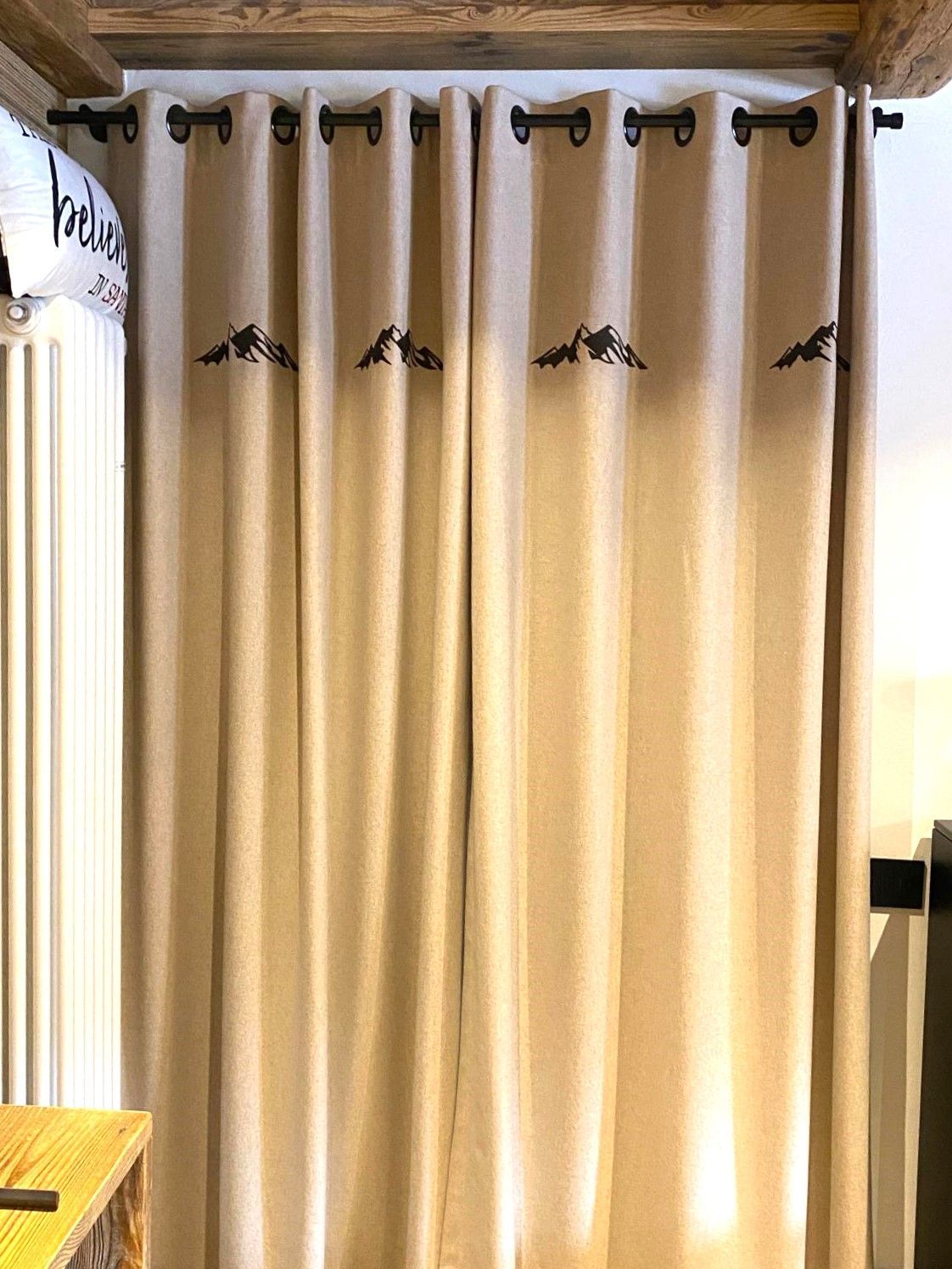 Un primo piano di un paio di tende in una stanza.