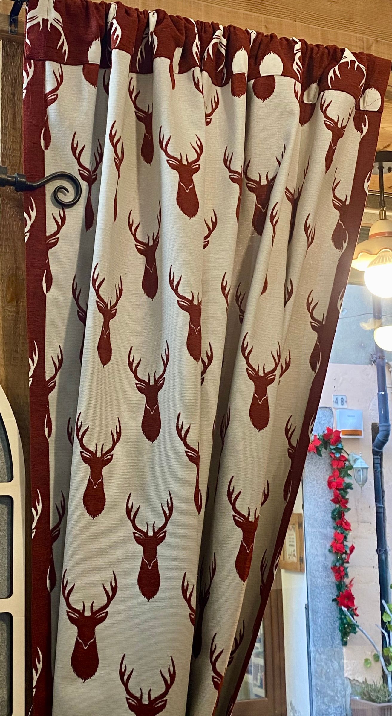 Un paio di tende con teste di cervo.