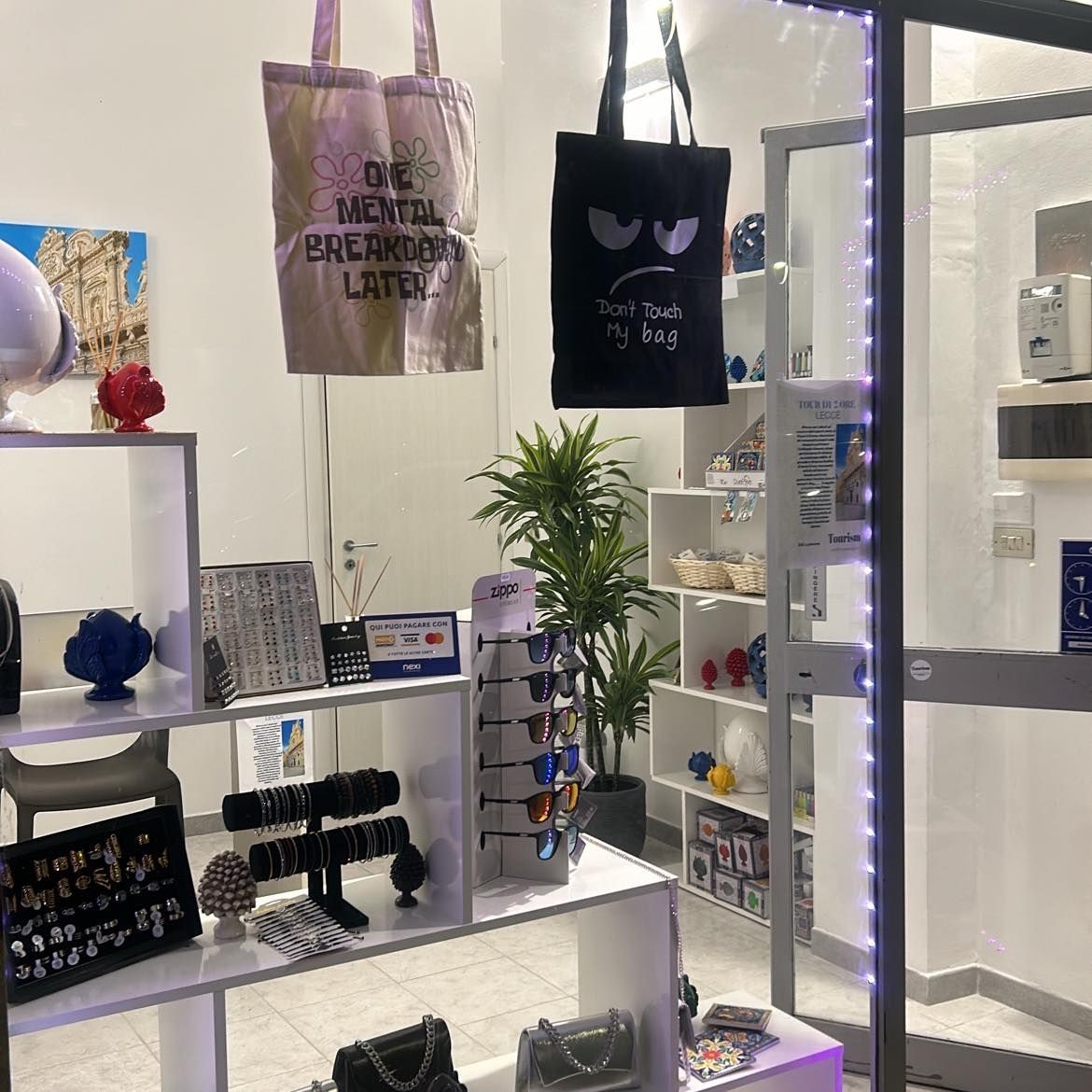 Interno del negozio Tourism - info & souvenir