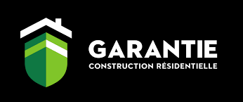 Logo : Toit de maison blanche sur un emblème vert en forme de bouclier. Inscription « GARANTIE » avec « CONSTRUCTION RÉSIDENTIELLE » en dessous. Fond noir.