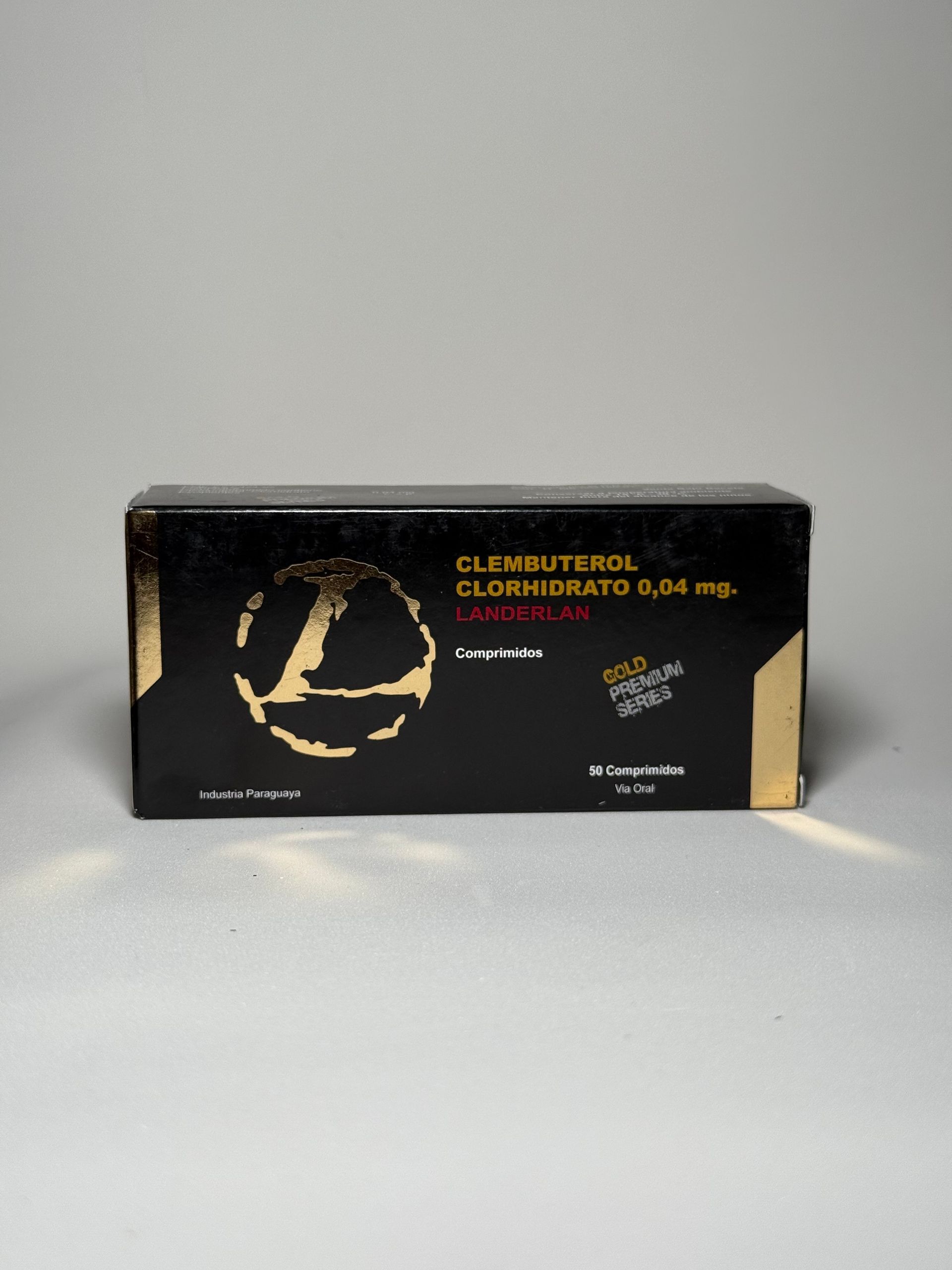 Caja negra y dorada con la etiqueta 