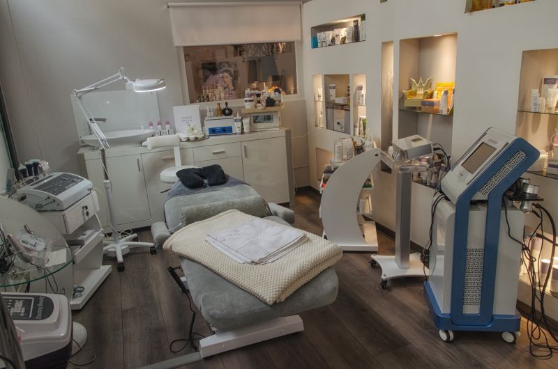 Ein Raum voller medizinischer Geräte und einem Bett.