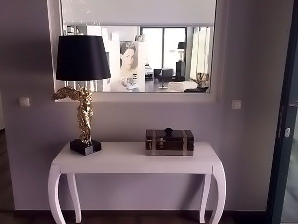 Ein Tisch mit einer Lampe und einem Spiegel darauf