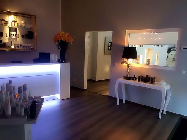 Ein Raum mit einem Tisch und einem Spiegel darin