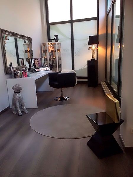 Ein Raum mit einer Hundestatue in der Mitte