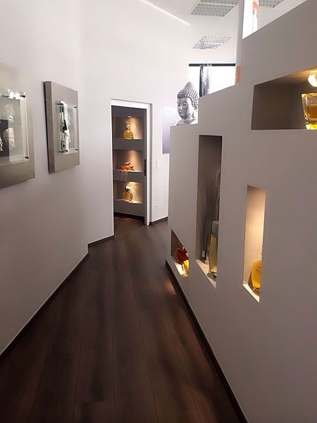 Ein Flur mit vielen Regalen und einer Tür