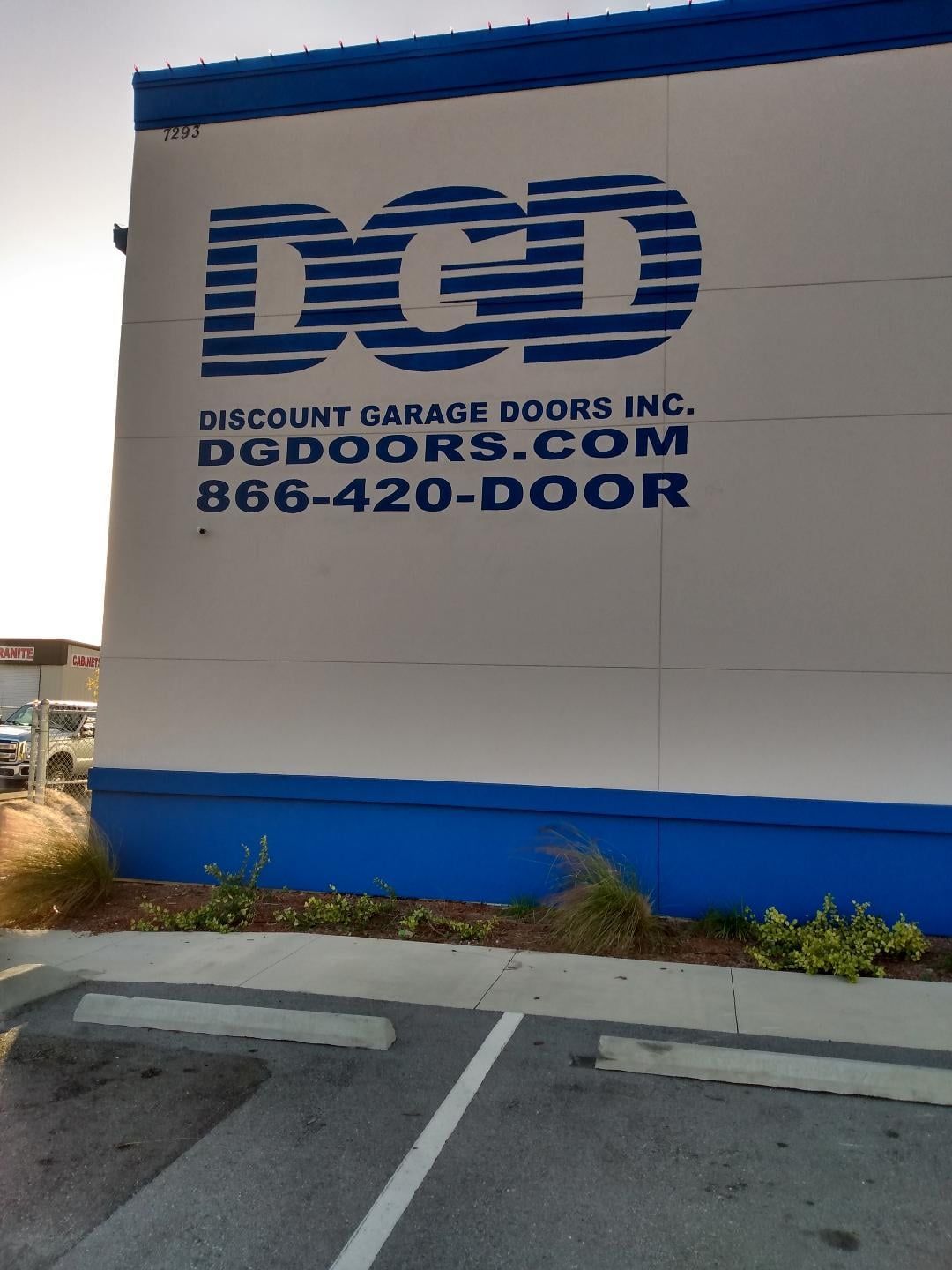 A blue and white building that says dgd on it