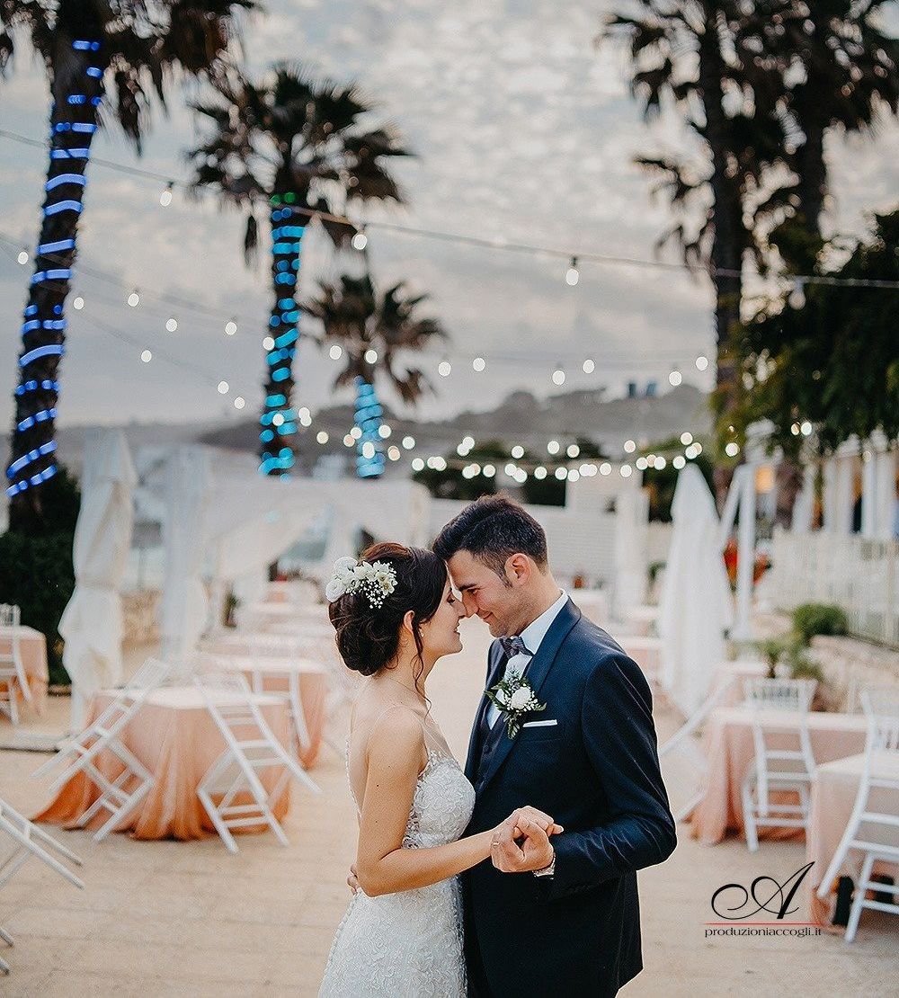 sposi nella sala per matrimoni