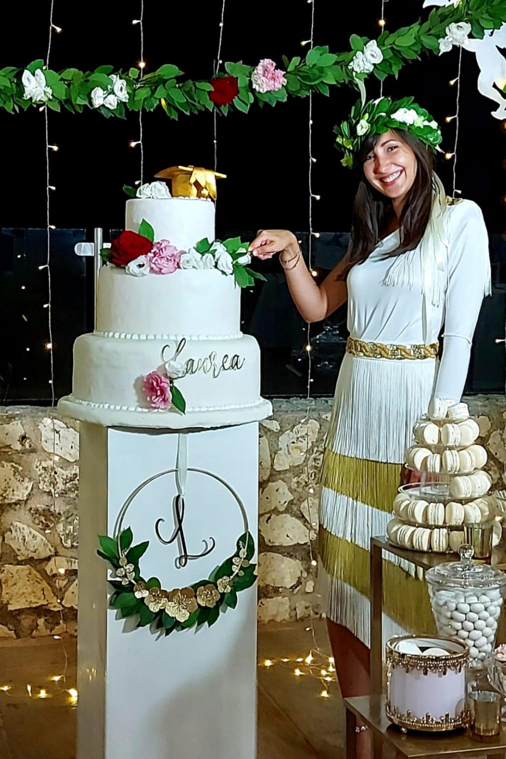 ragazza con la torta per la festa di laurea