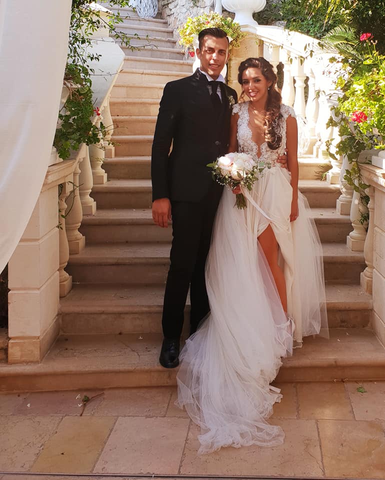 due sposi che posano per una foto di coppia