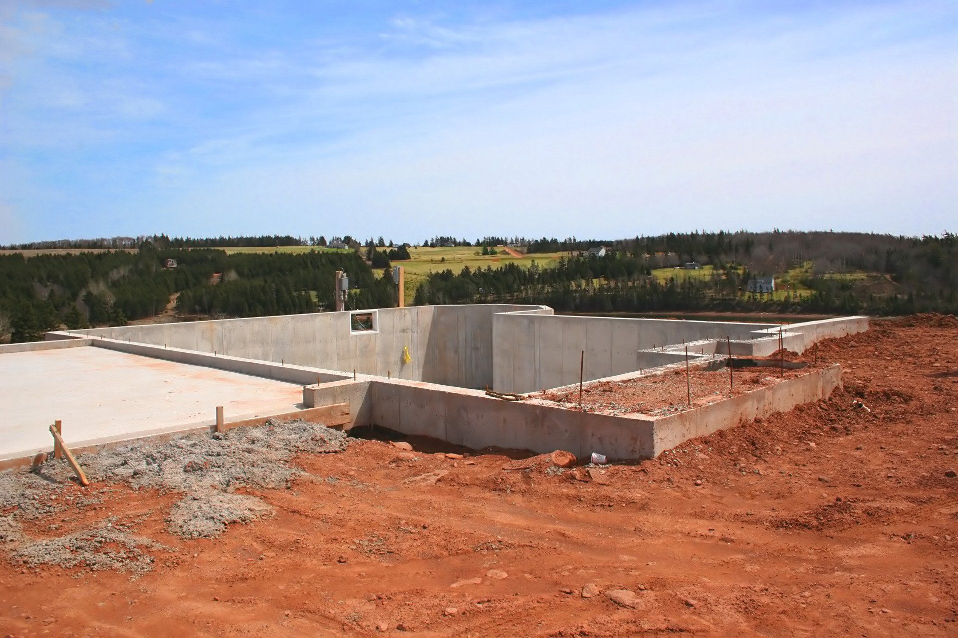 Une fondation en béton est en cours de construction dans un champ de terre