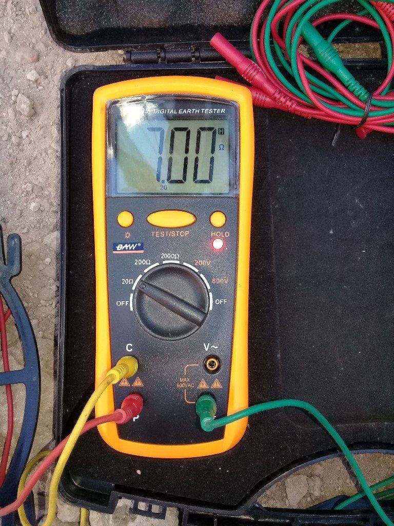 Un multímetro digital amarillo muestra 