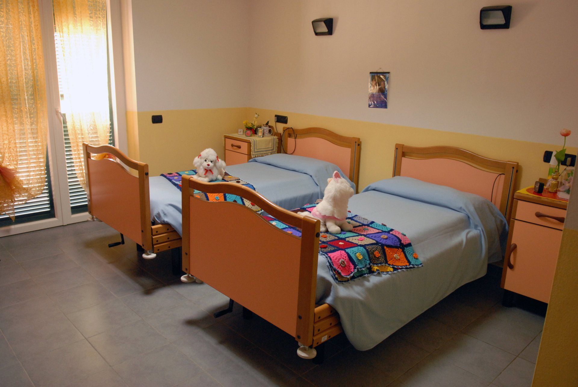 Due letti con lenzuola azzurre