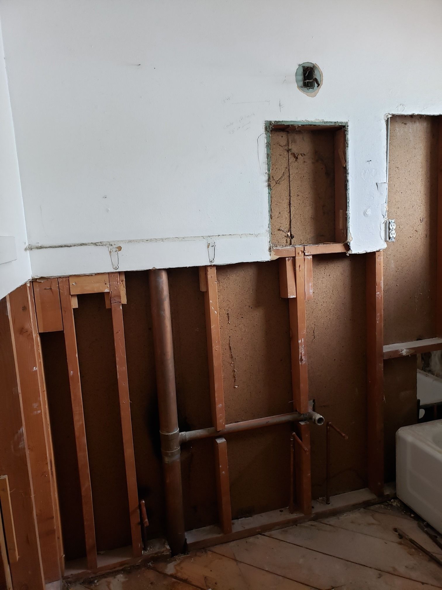 A room with wooden beams and a white wall.