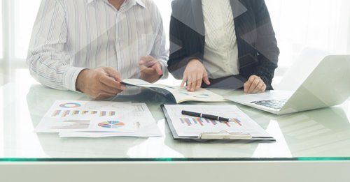 commercialista e cliente alla scrivania