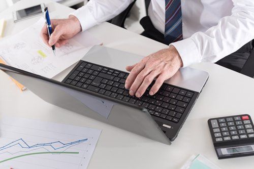 commercialista con pc portatile alla scrivania