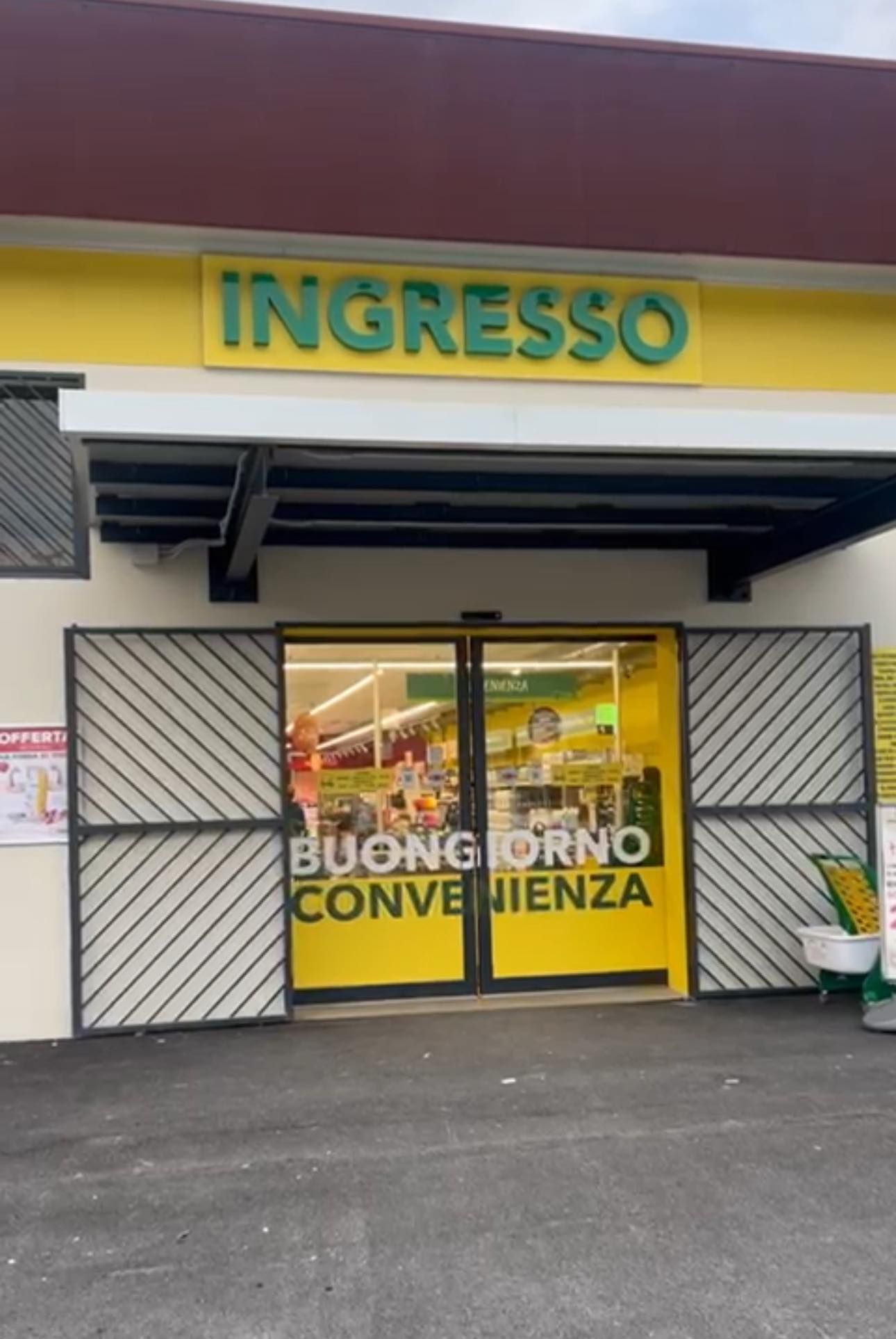 Ingresso di un negozio con insegna gialla con la scritta 