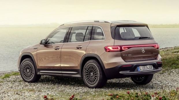 7-zitter Mercedes-Benz EQB aan de kust