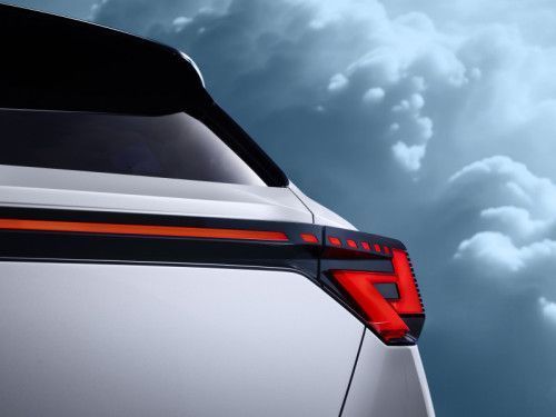 Close up van het achterlicht van de Toyota Urban SUV Concept met bewolkte lucht op de achtergrond