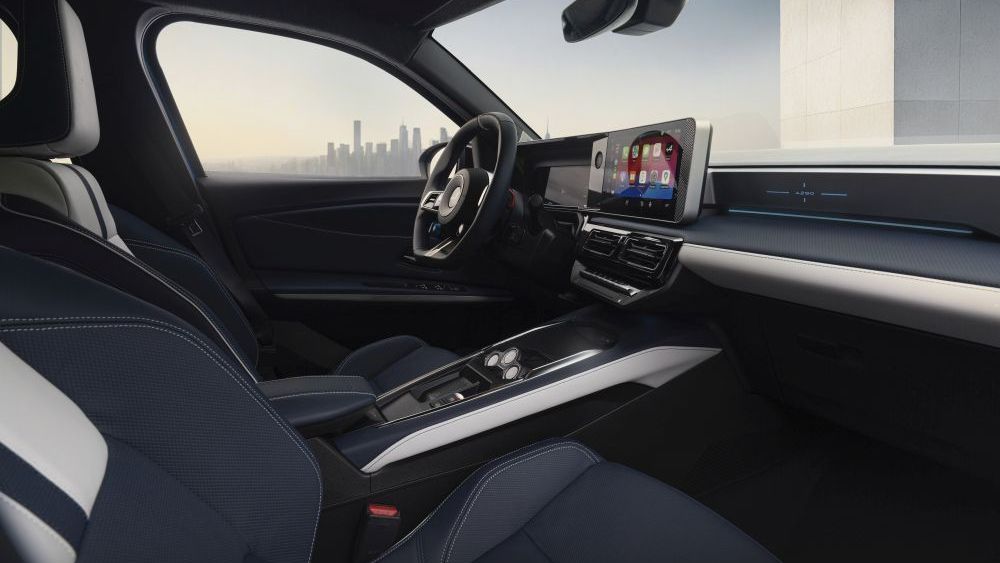 Interieur voorin van de Alpine A290 met stuur en het infotainmentscherm