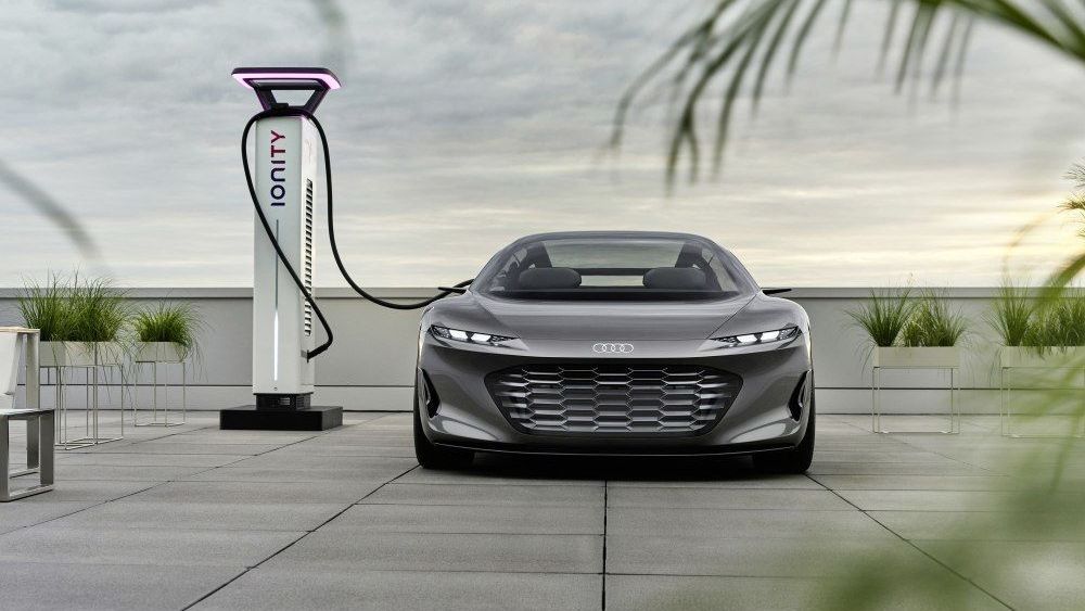 Een Audi Grandsphere Concept wordt opgeladen bij een laadstation.