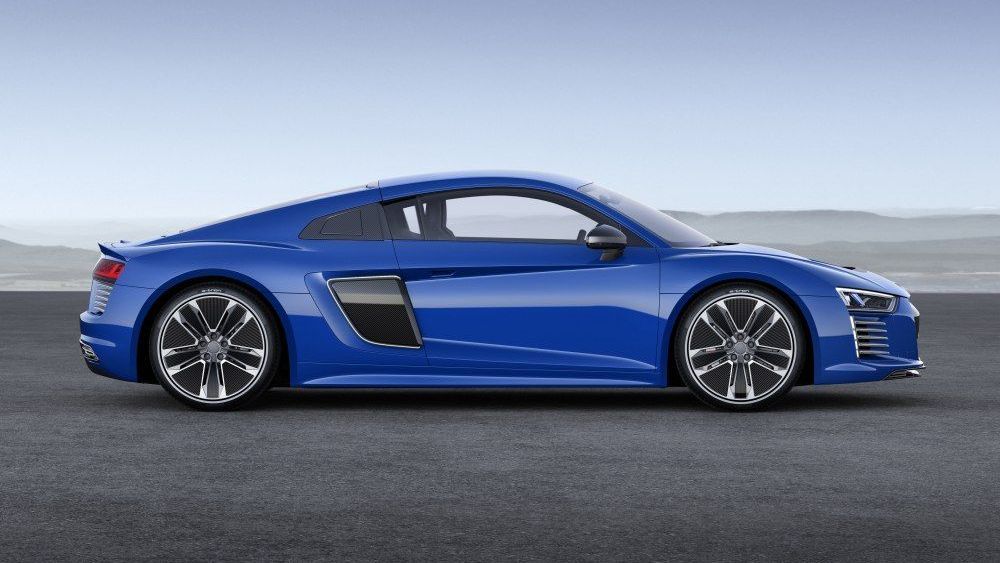 Een blauwe Audi R8 e-tron staat langs de kant van de weg geparkeerd.