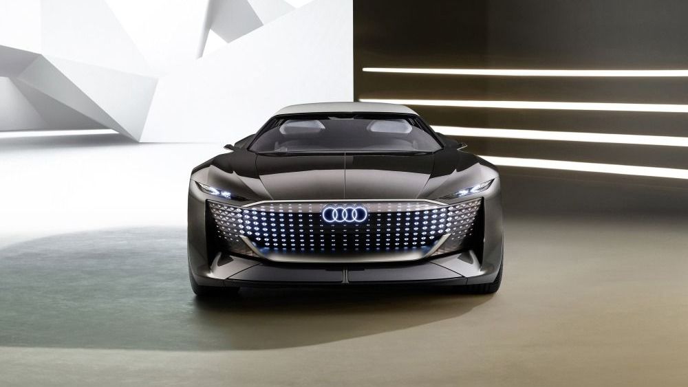 Een zwarte Audi Skysphere Concept staat geparkeerd in een showrooom