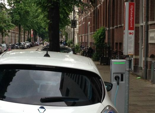 Auto aan laadpaal in Utrecht. De stad van het Smart Solar Charging project