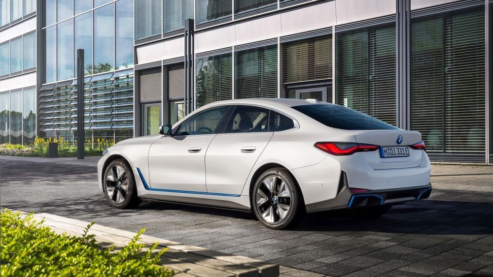BMW i4 eDrive40 staat voor een kantoorpand