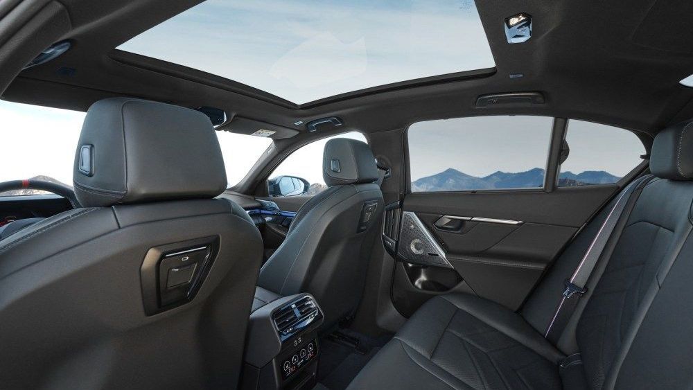 BMW i5 M60 xDrive interieur achterin