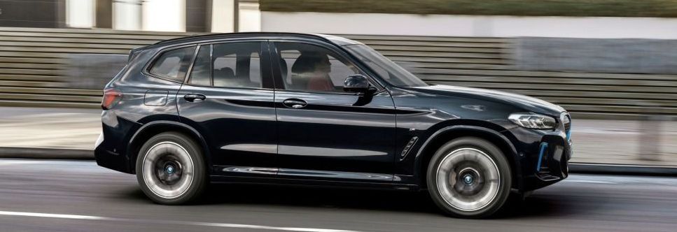 Facelift van de BMW iX3 - zijaanzicht